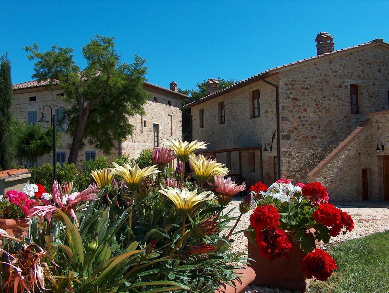 Borgo Il Villino Casole dʼElsa Exterior foto